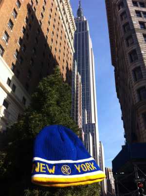 fraaie muts nabij het Empire State Building