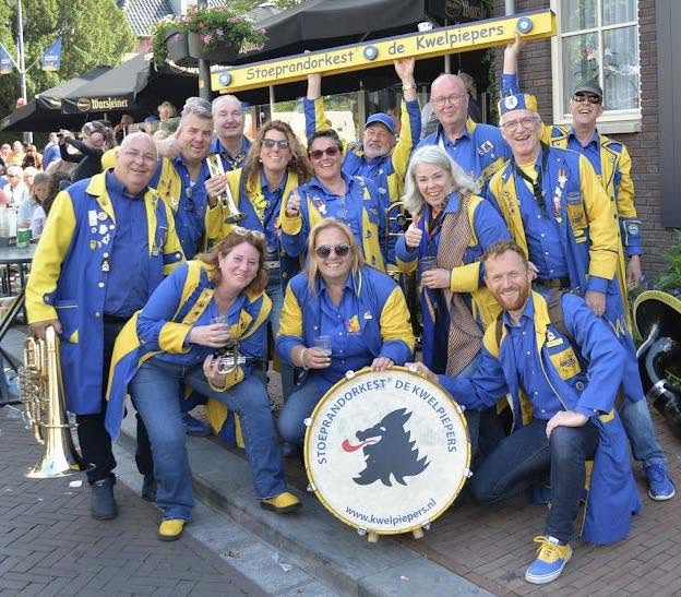 De Kwelpiepers voor het terras, met banier en trom
