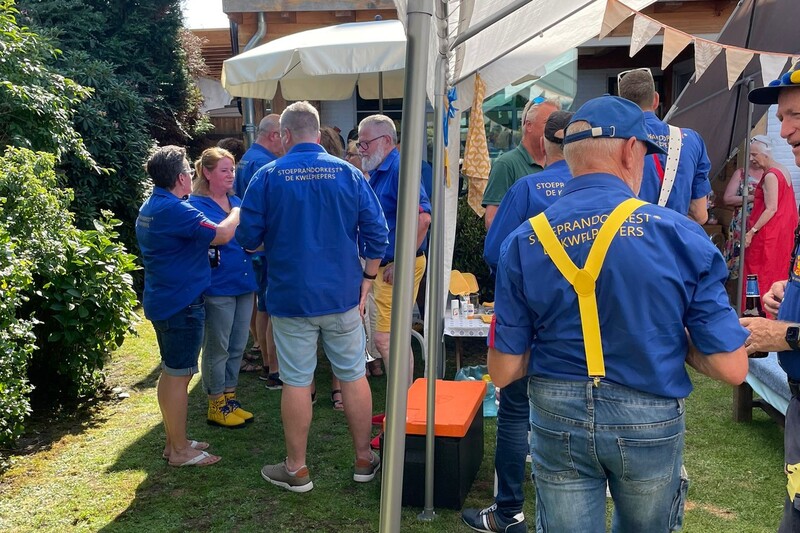 Kwelpiepers in blauwe jassen